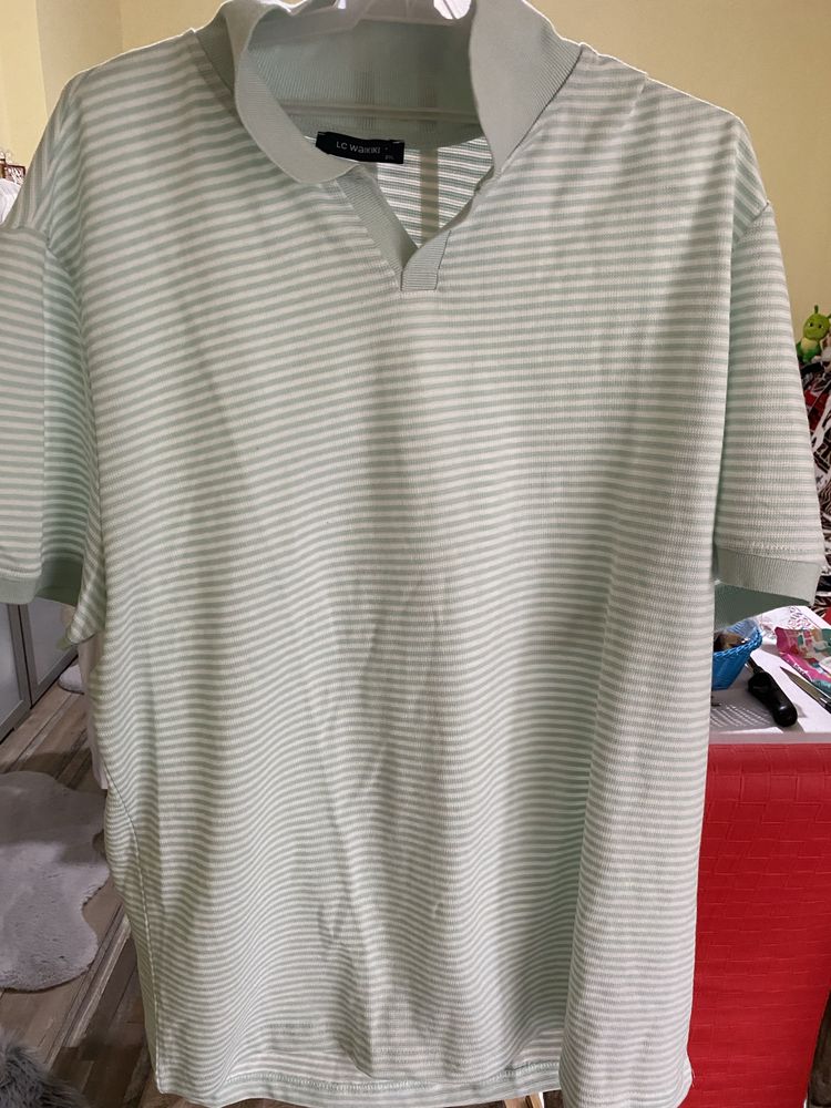 Tricou cu guler verde menta