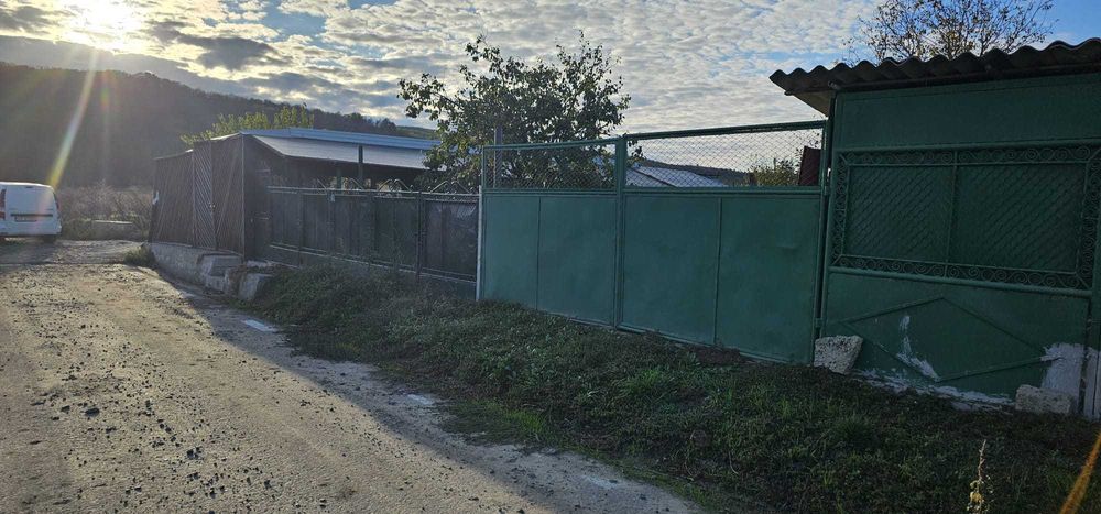 De vanzare teren cu dependințe (casa și magazie) în comuna Grivița