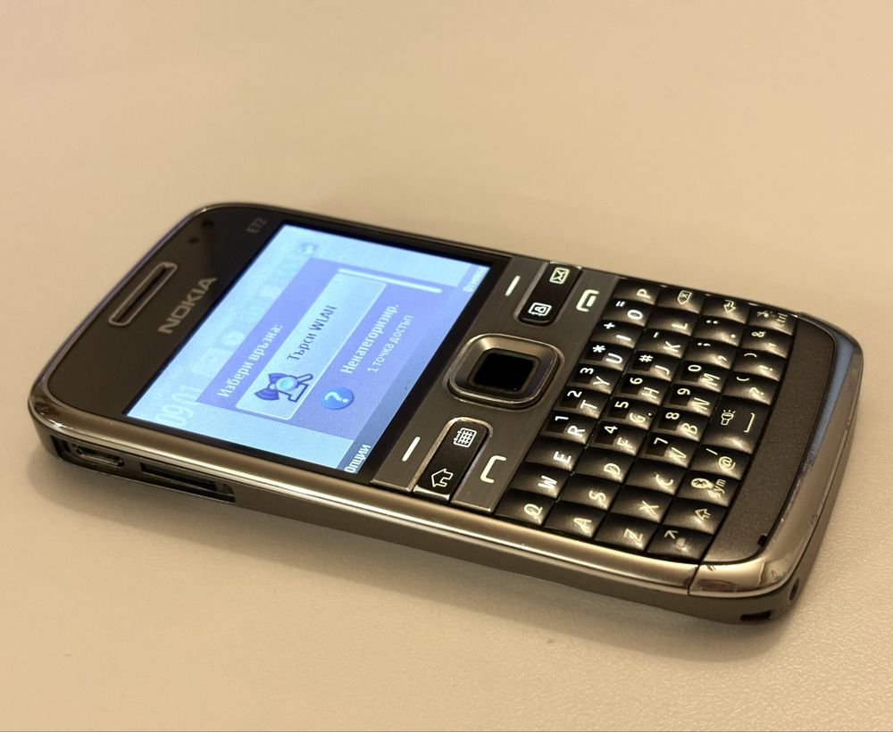Телефон Nokia E72