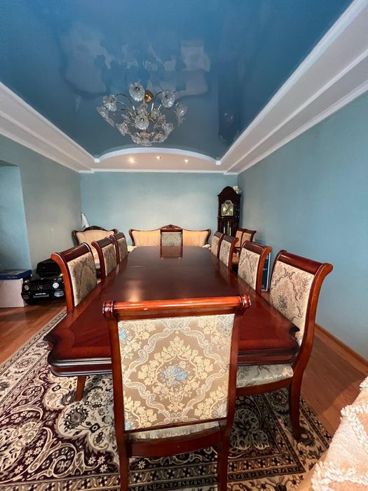 Продаётся стол со стульями из красного дерева