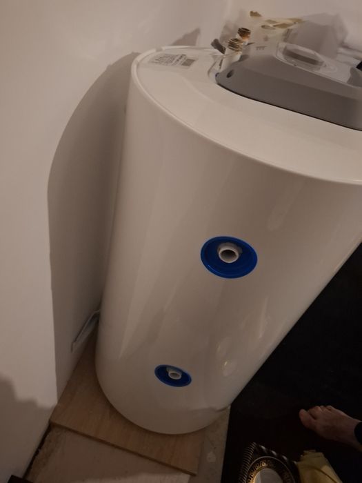 Vand boilar electric ariston 100 litri ca nou folosit 1 luna