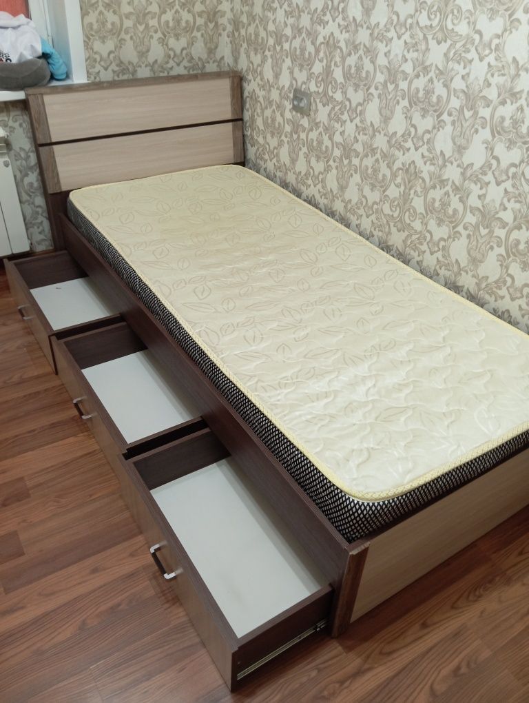 Продам кровать с матрацом