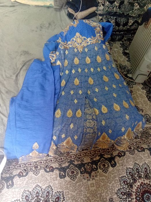 Kelinlik kiymi sari fasonida tikilgan