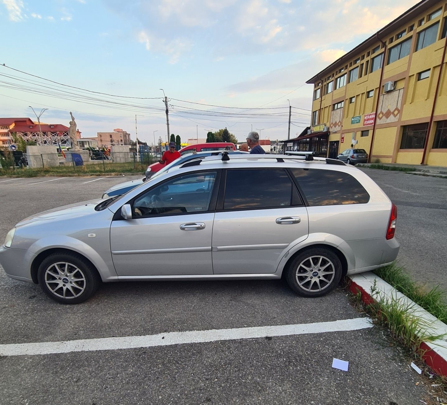 Vând chevrolet lacetti