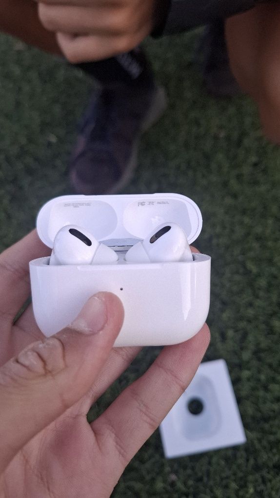 Чисто нови НЕРАЗЕПЕЧАТАНИ AirPods Pro