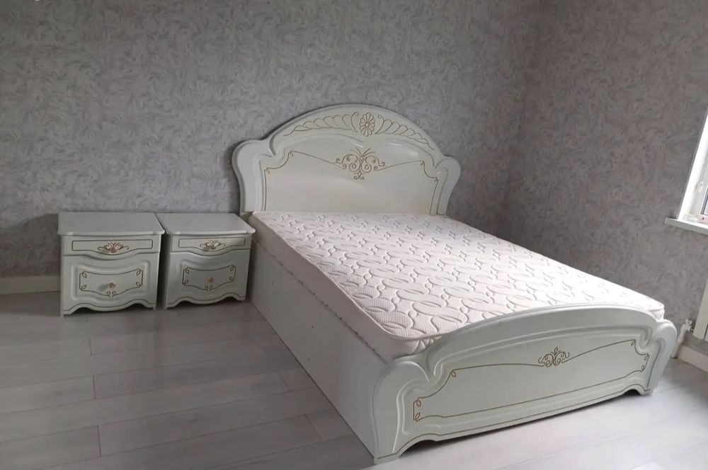 Продам спальный гарнитур