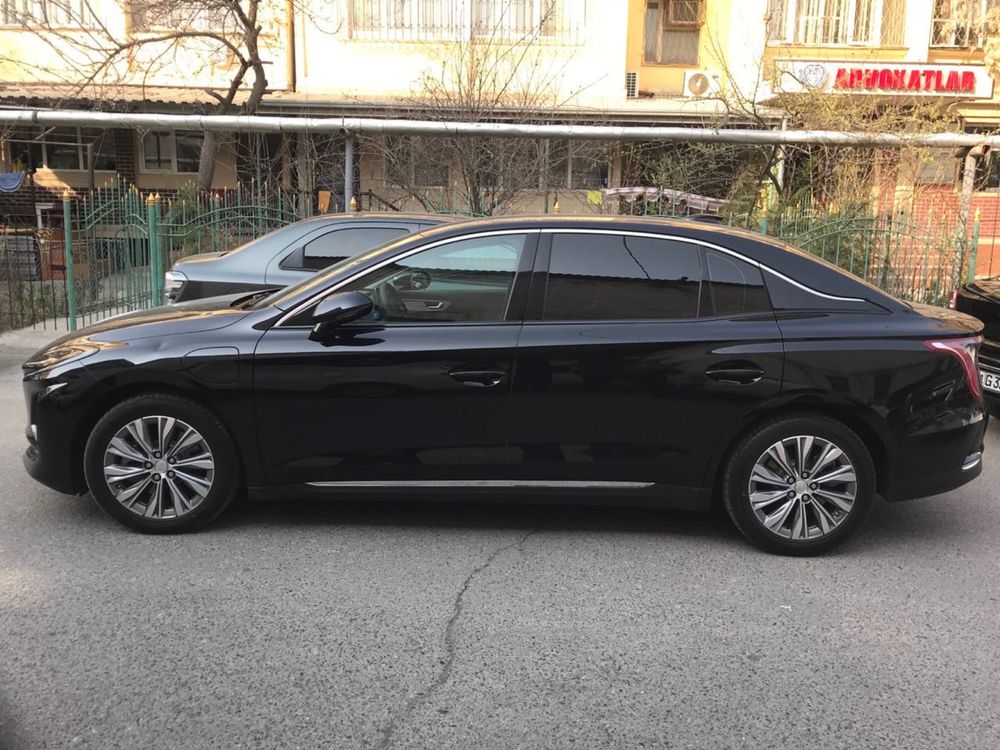 Hongqi EQM 5 black 450 km