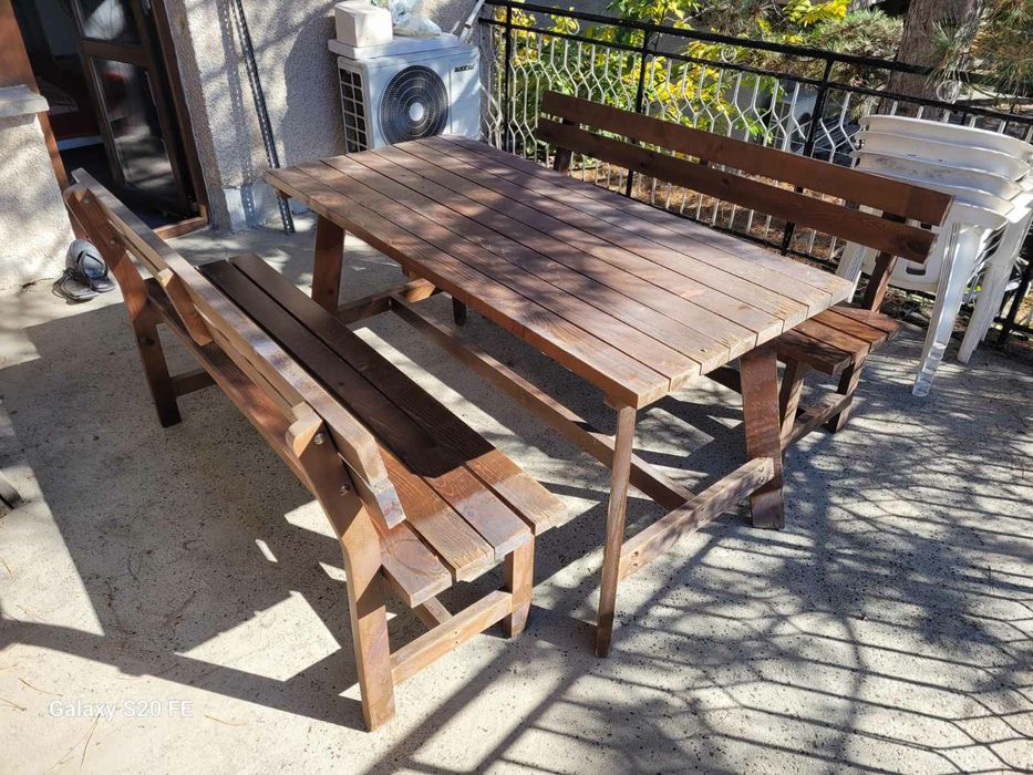 Дървена маса със две пейки.