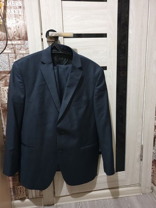 Продам костюмы состояние нового