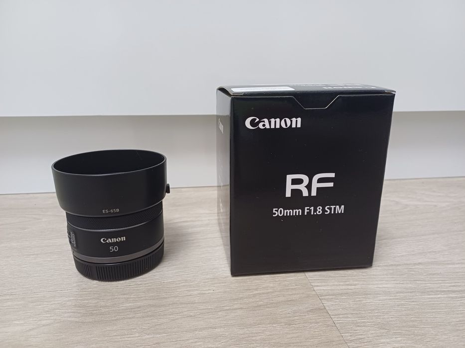 Canon RF 50 mm 1.8 + parasolar