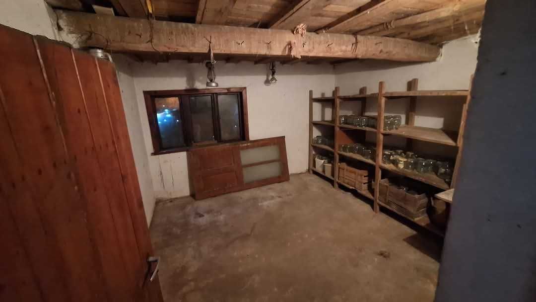 Продавам две къщи