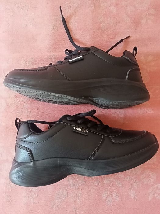 Нови дамски черни маратонки