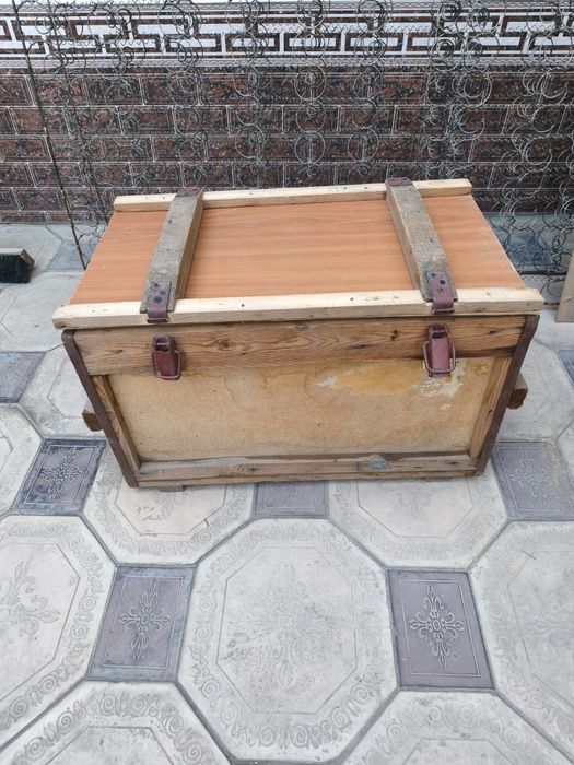 Ящик из дерева и ДСП с застёжками и ручками.