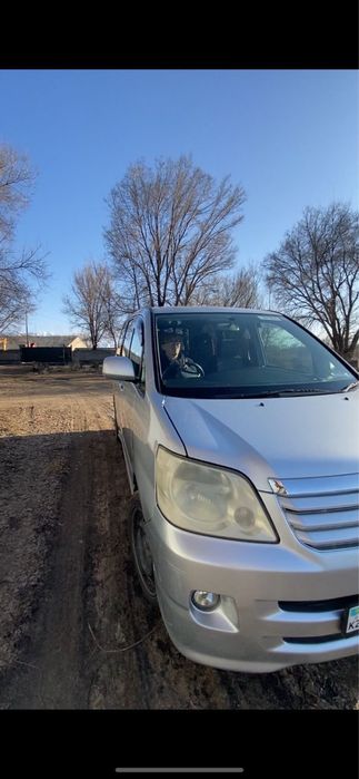 Toyota Noah 2004 года выпуска