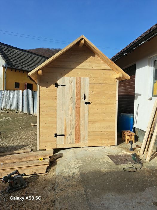 Casute din lemn de rasinoase