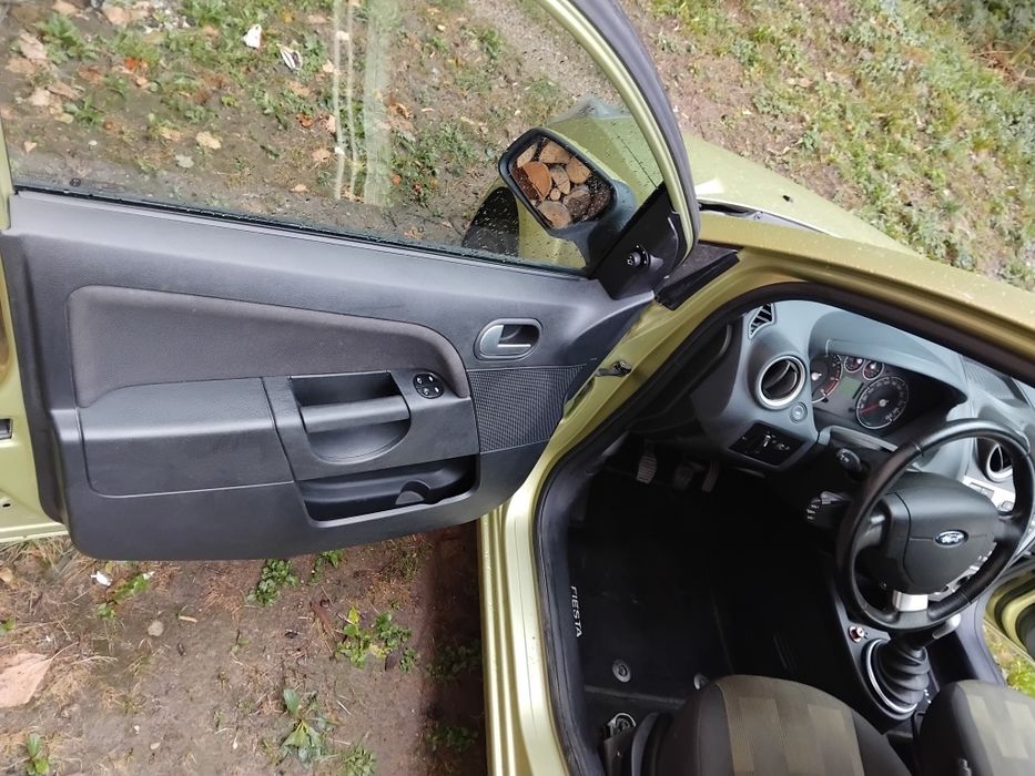 Продавам Форд Фиеста