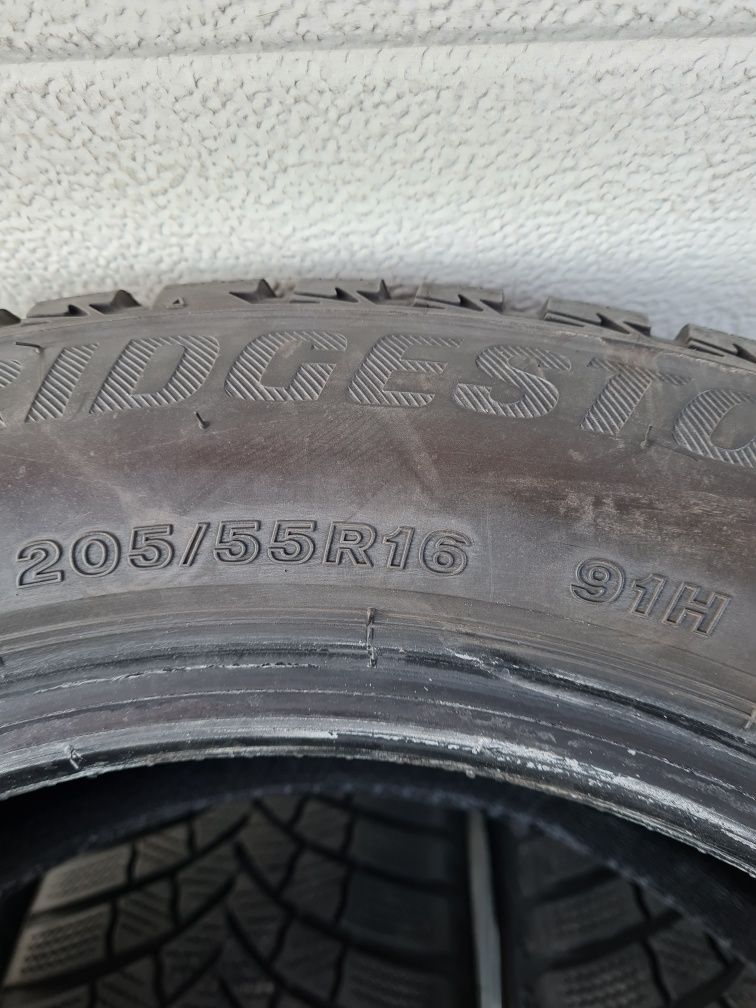 Зимни гуми 4 броя BRIDGESTONE Blizzak LM001 205 55 R16 дот 4117