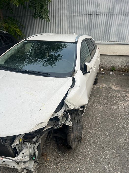 Vând toyota auris hibrid avariat 12.2016