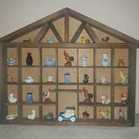 Vitrina lemn în forma de căsuța cu 31 miniaturi ceramica și portelan