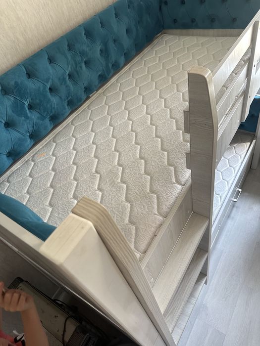 Комлект кроватей и письменный стол-парта