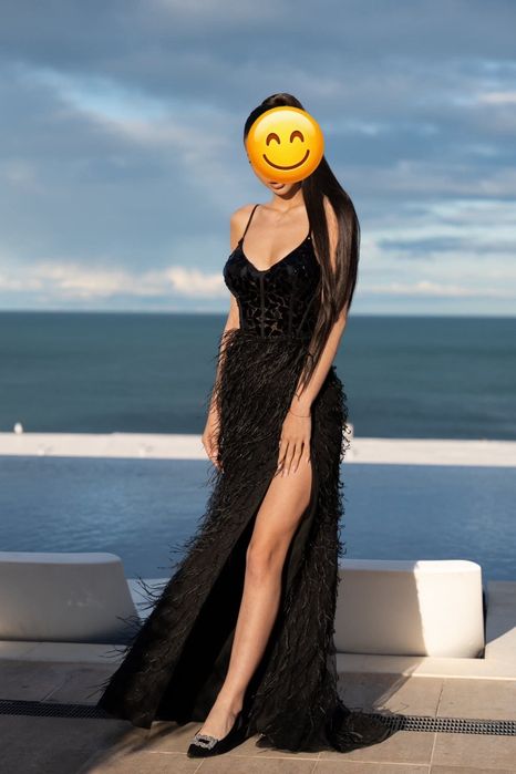 Бална рокля черна с пайети и пера