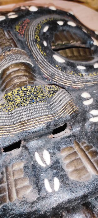 Старинни дървени маски с апликации от Конго.Цената е за двете.