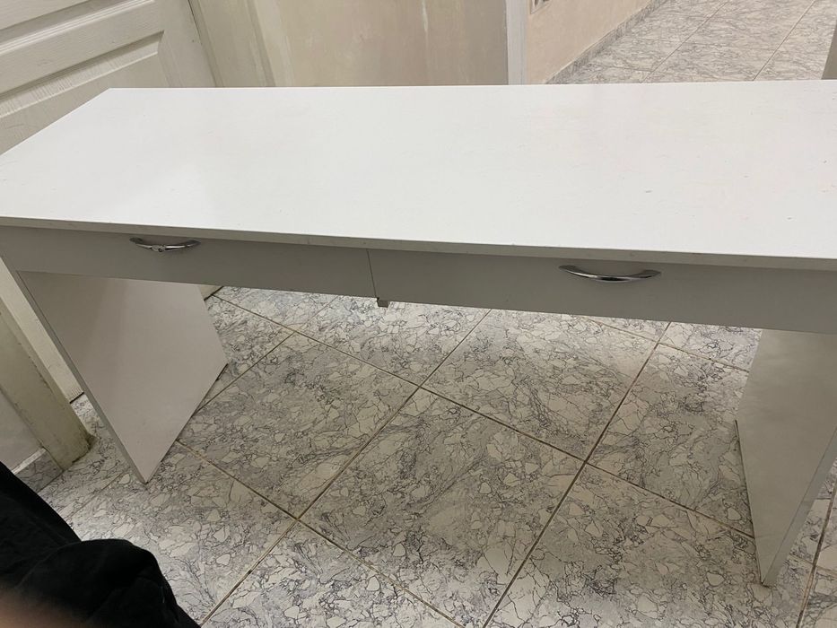 Продам маникюрный стол 8000 тенге. Состояние хорошее.