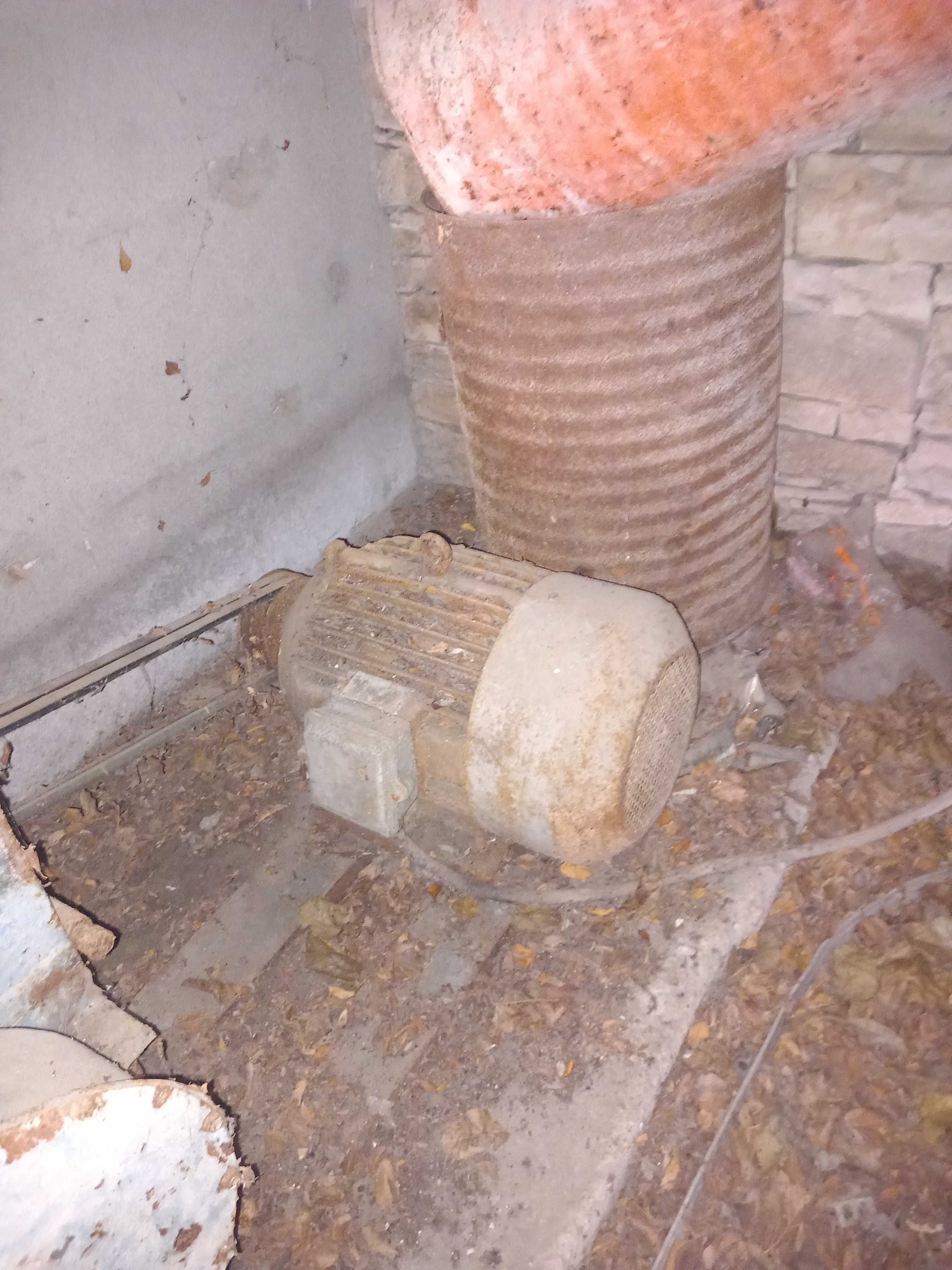Професионална фуражомелка, мотор 11 киловата и 32 чука