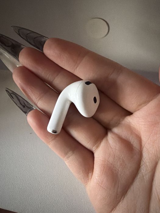 левый наушник airpods 4 б/у