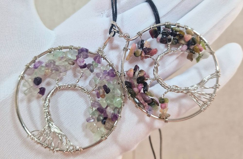 Кулоны с натуральными камнями.