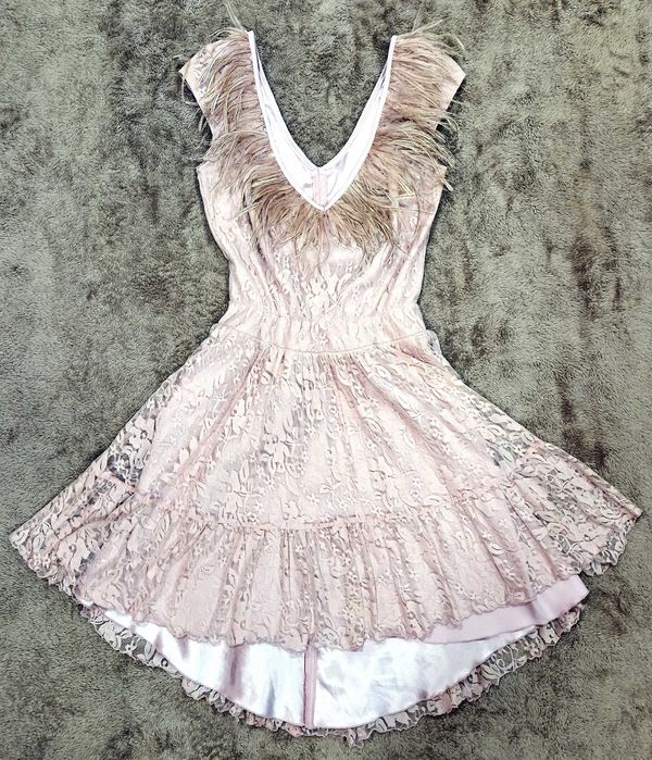 Rochie roz din dantela si pene