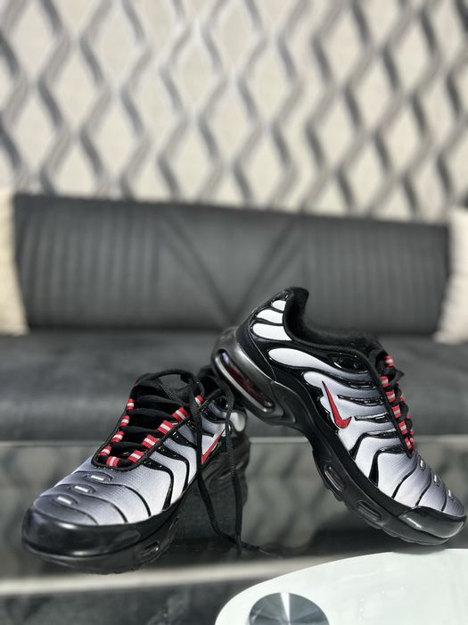 Nike Air Max Plus Black/University Red/
