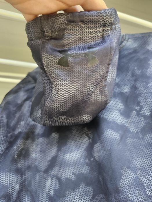 Under Armour суичър – Loose Fit, M размер, черно-сив камуфлаж
