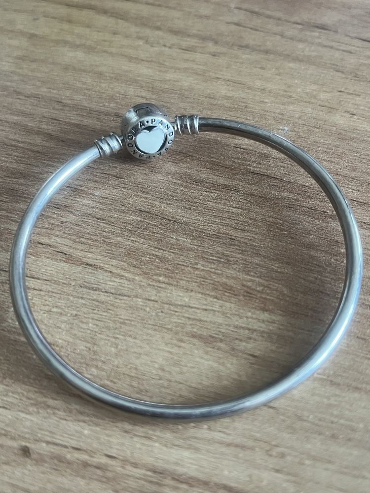 Pandora твърда гривна
