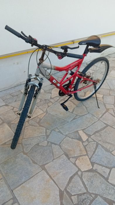 Patru biciclete în stare de funcționare