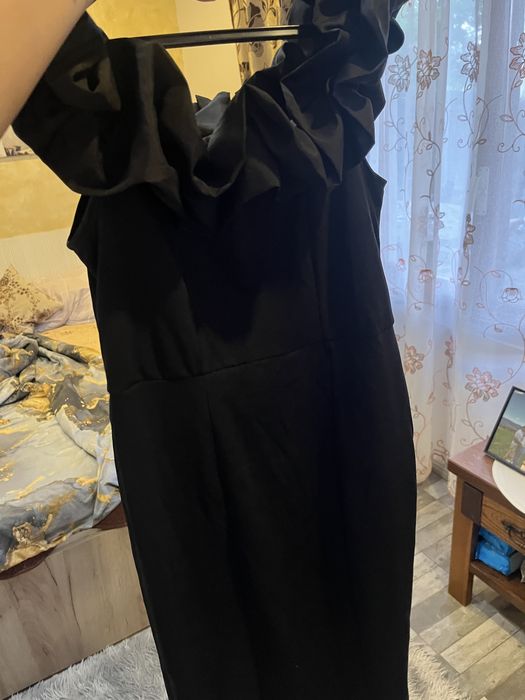 Vand aceasta rochie midii mai jos de genunchi + pantofi daca doriti
