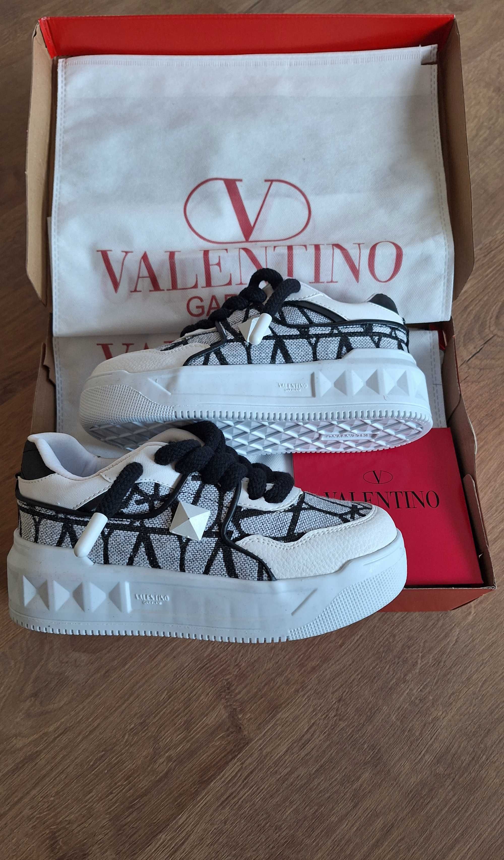 Дамски кецове обувки маратонки Valentino