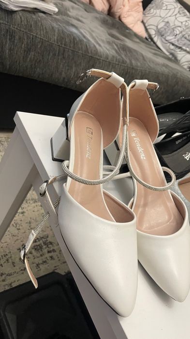 Обувки с висок ток