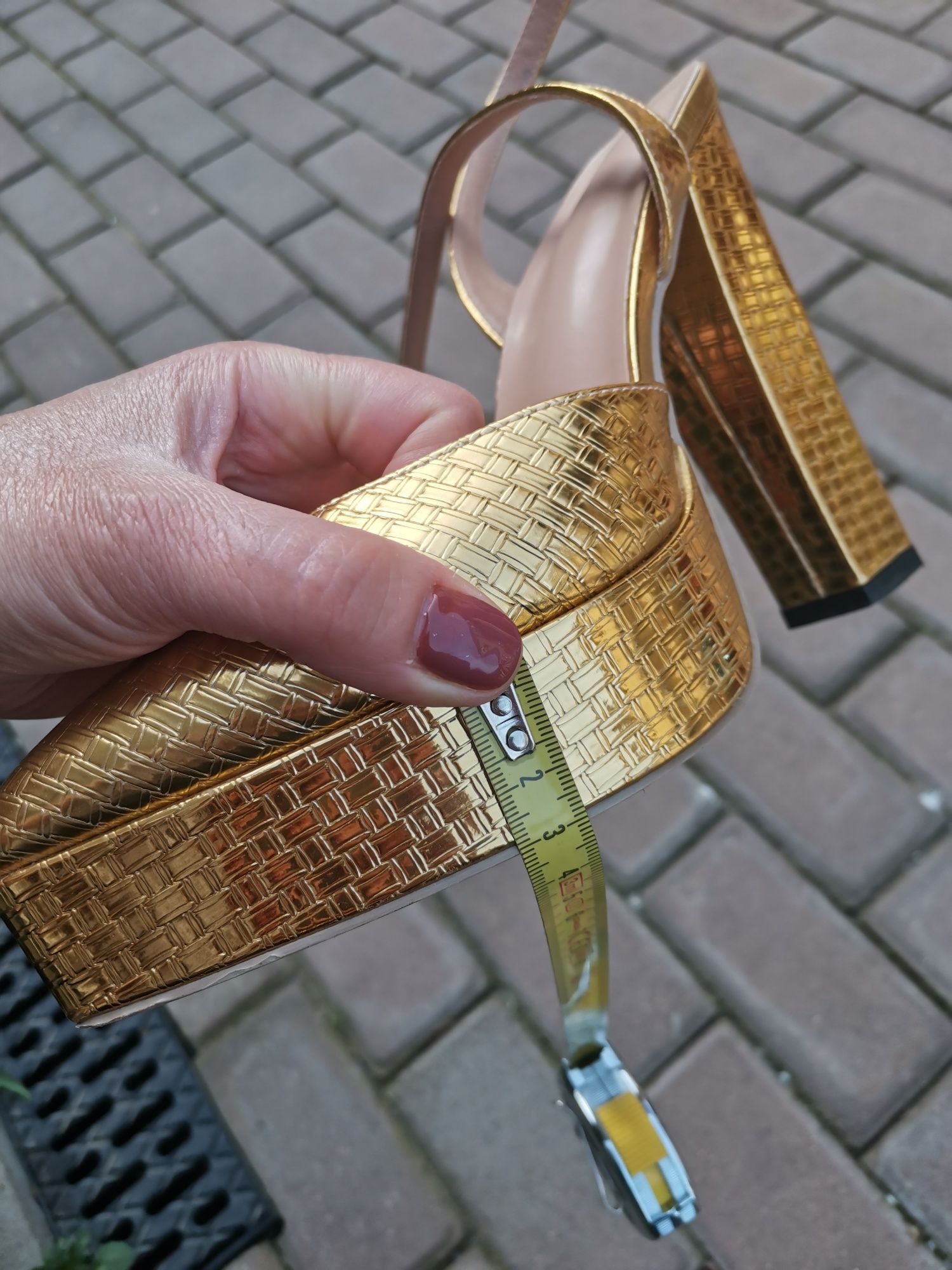 Pantofi aurii cu platforma
