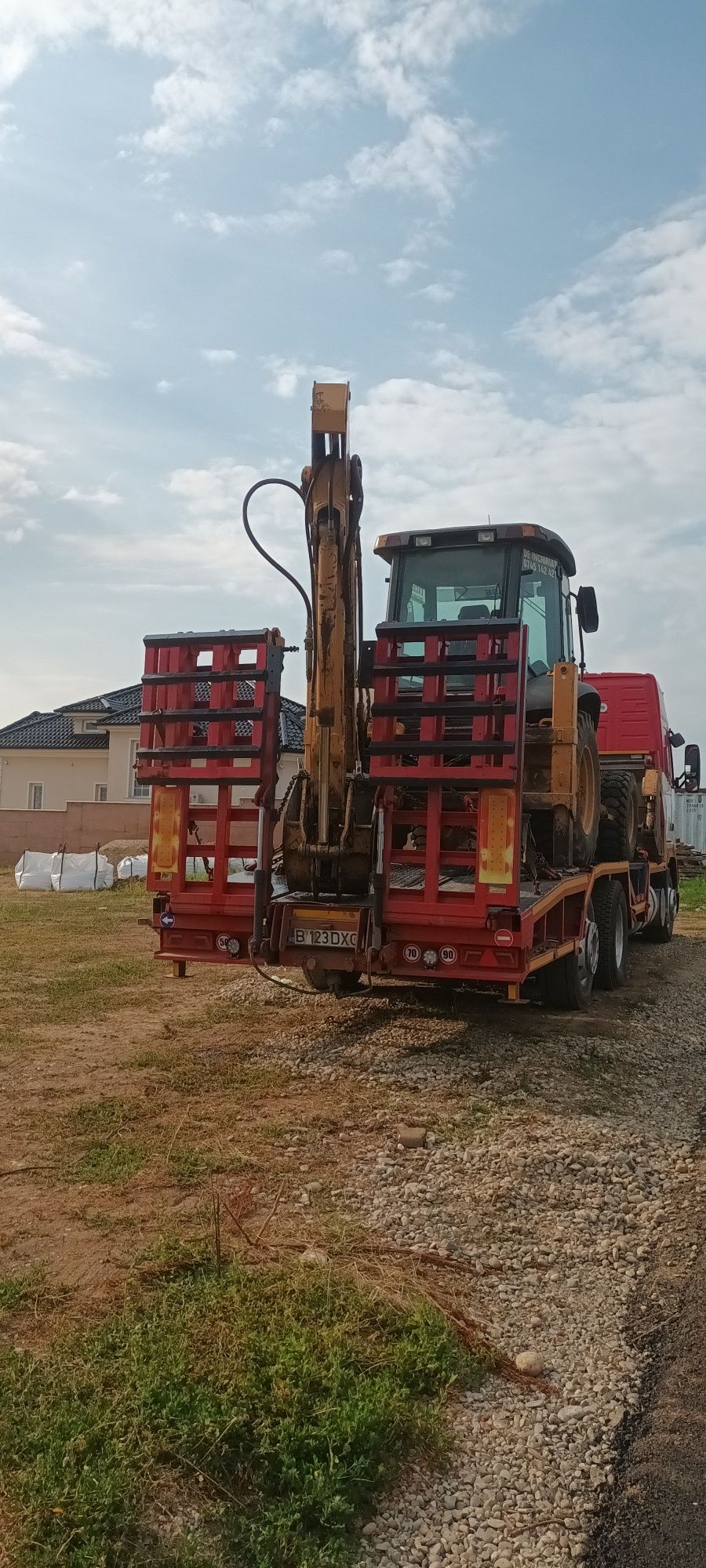 Transport,tractari utilaje,buldoexcavator,platforma  tractoare,dube