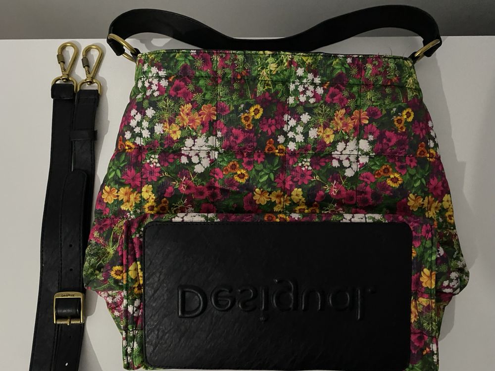 Geanta piele neagra cu model floral Desigual