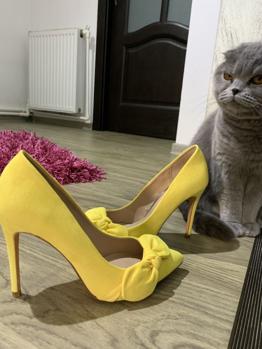 Pantofi galbeni mărimea 36