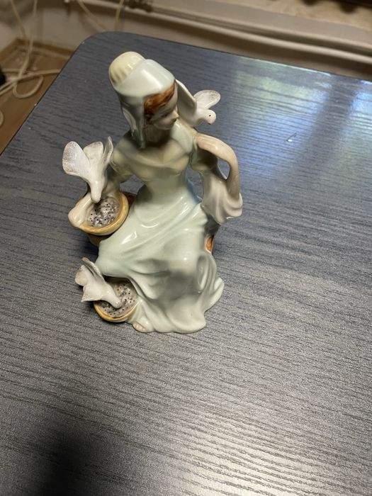 Vand diferite bibelouri din portelan