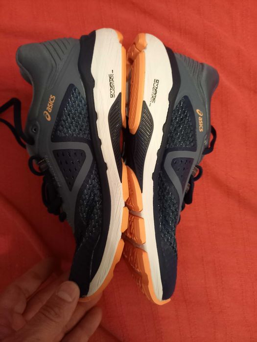 Продавам детски маратонки ASICS