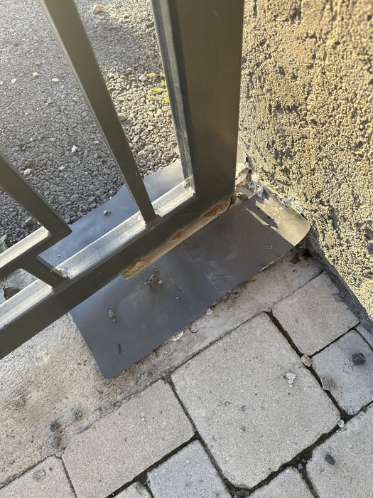 Porti gard - de doi metri jumatatea deci poarta inchisă este de patru