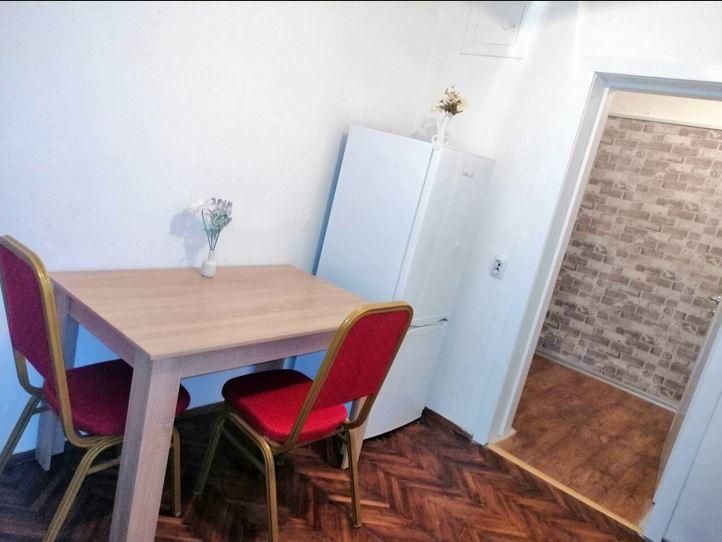 Дава се под наем Тристаен апартамент в Бургас, Център - 80 кв.м за 408 € - Снимка #2