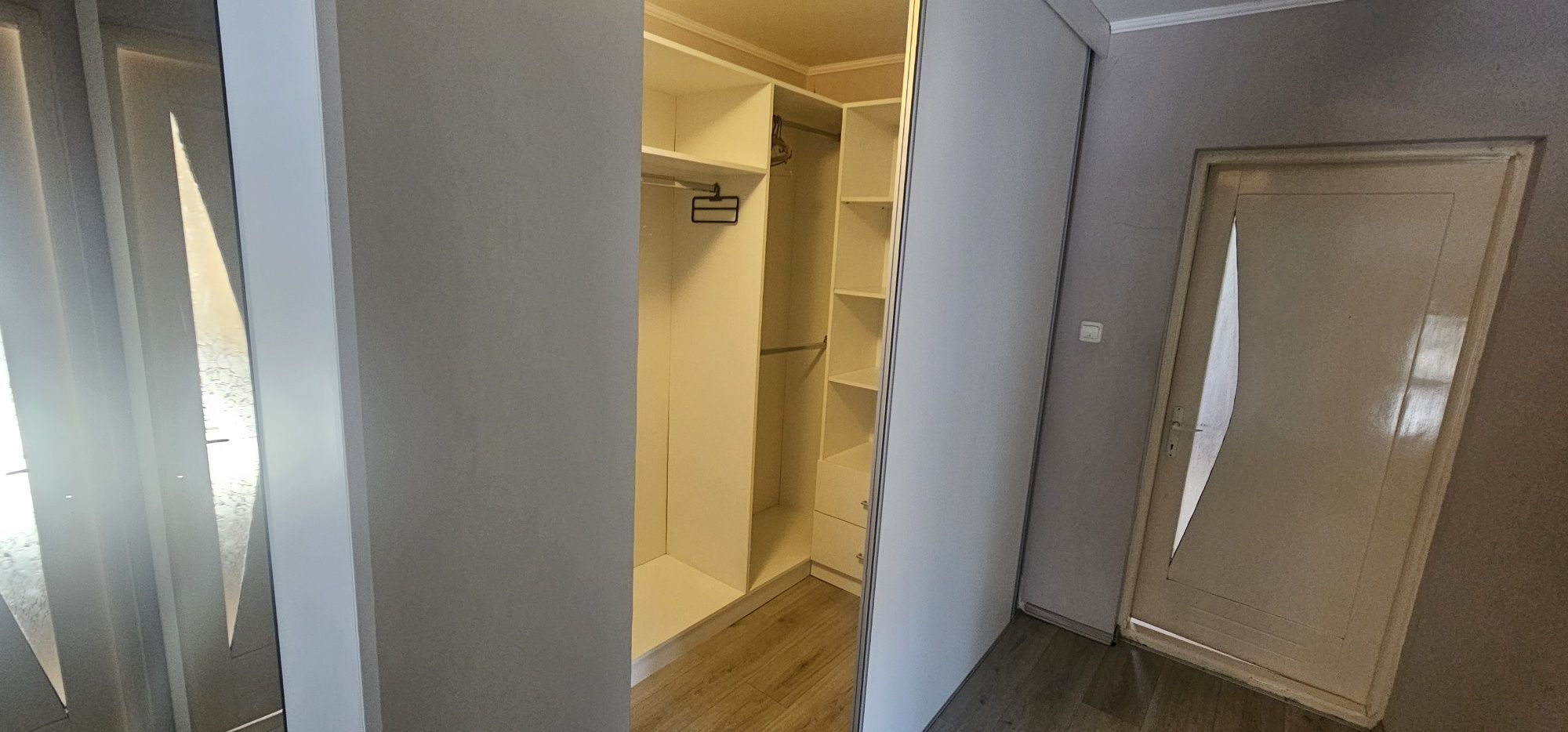 Vând dressing cu sertare, rafturi, loc umeraș și oglinda