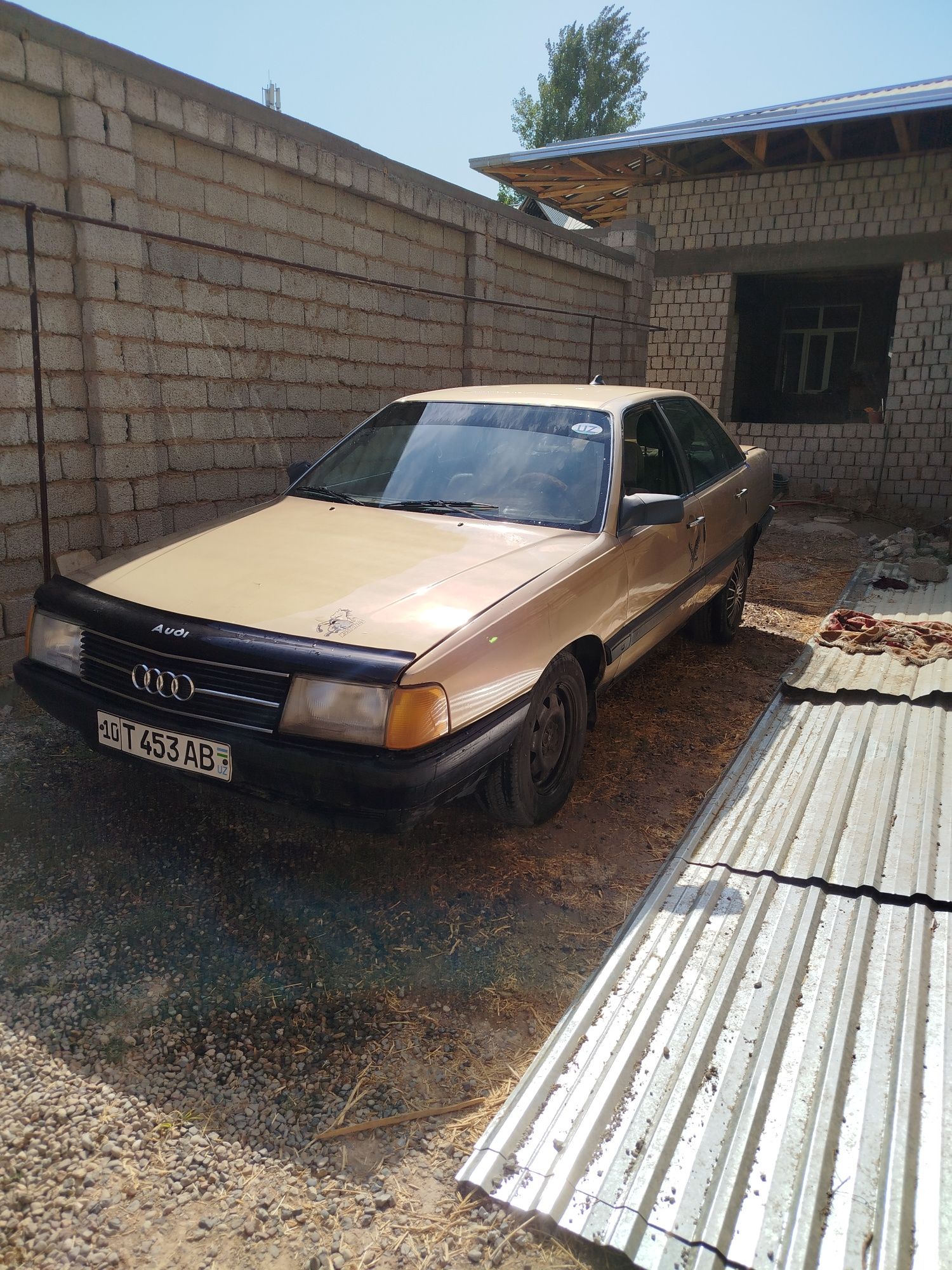 Audi 100 srochna sotiladi