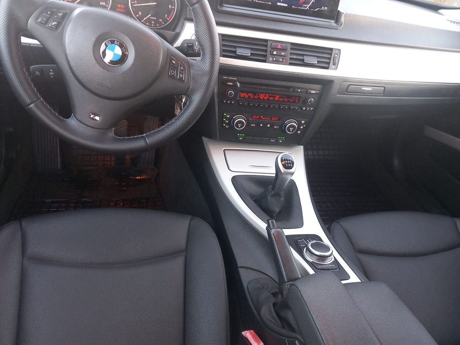 BMW 318i // benzina // 2010