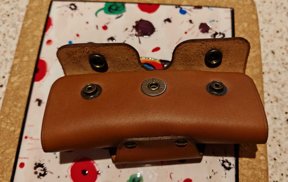 Кожен калъф за сгъваем нож/нож за стриди марка Le Petit Jouteur